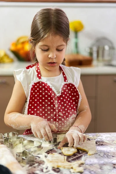Fiatal Lány Mézeskalács Sütit Készít Otthon Stock Fotó