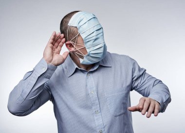 Abartılı maske koruması olan bir adam, tüm yüzü örtülmüş, onu kör ediyor.