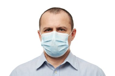 Koronavirüse karşı koruyucu maske takan adam beyaz arka planda izole edilmiş.