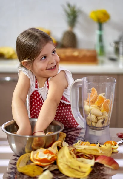 Jeune Fille Préparant Smoothie Partir Nombreux Fruits — Photo