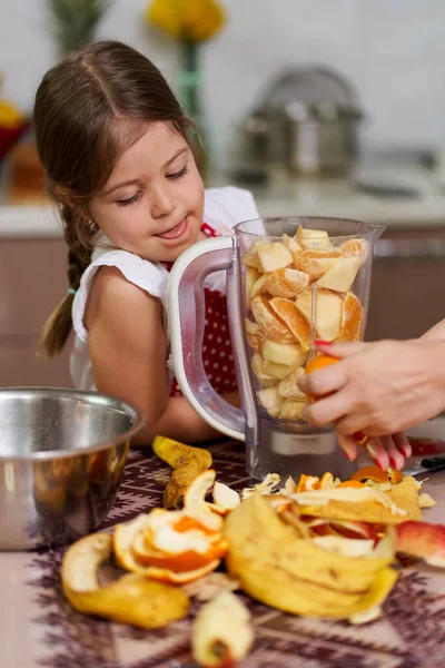 Chica Joven Preparando Batido Muchas Frutas —  Fotos de Stock