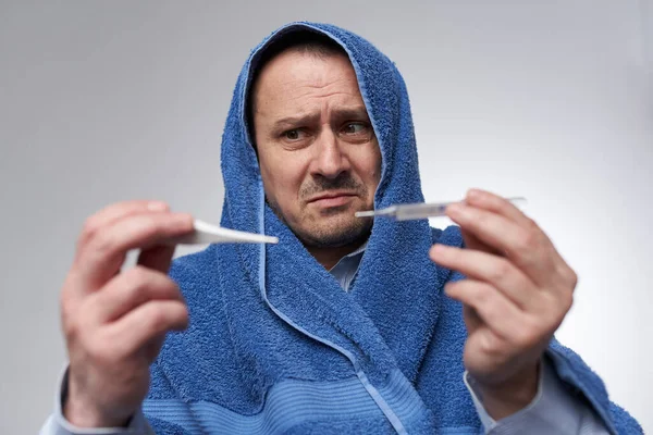 Homem Doente Com Romance Coronavírus Tomando Sua Temperatura — Fotografia de Stock