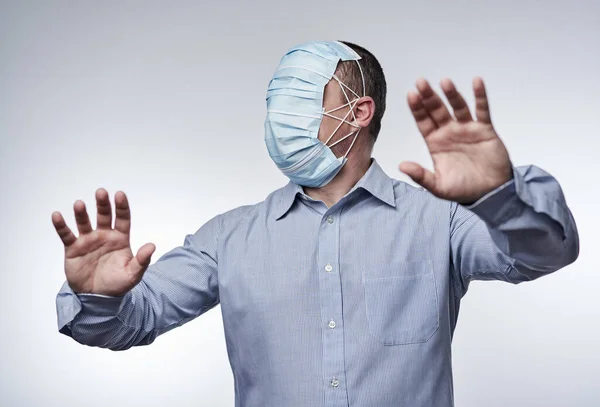 Uomo Con Protezione Maschera Esagerata Tutto Viso Coperto Rendendolo Cieco — Foto Stock