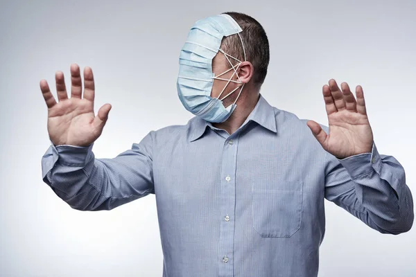 Uomo Con Protezione Maschera Esagerata Tutto Viso Coperto Rendendolo Cieco — Foto Stock