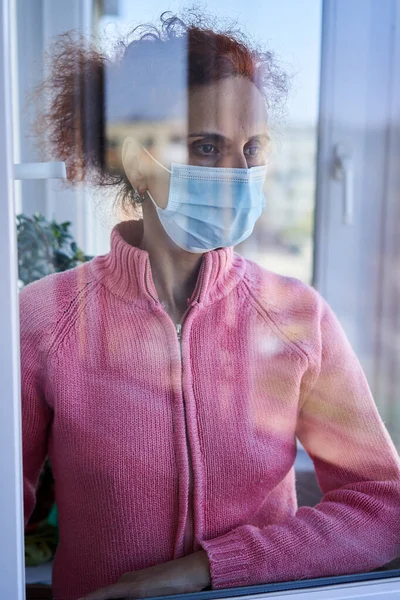 Portret Van Een Vrouw Met Gezichtsmasker Achter Een Raam Quarantaine — Stockfoto