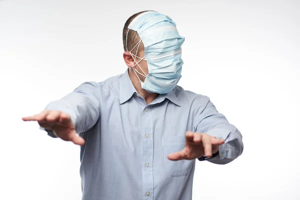 Mann Mit Übertriebenem Maskenschutz Das Ganze Gesicht Bedeckt Macht Ihn — Stockfoto