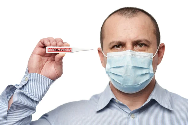 Homem Com Máscara Facial Mostrando Termômetro Com Alerta Coronavírus — Fotografia de Stock