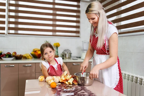 Anya Lánya Turmixot Készít Különböző Gyümölcsökből — Stock Fotó