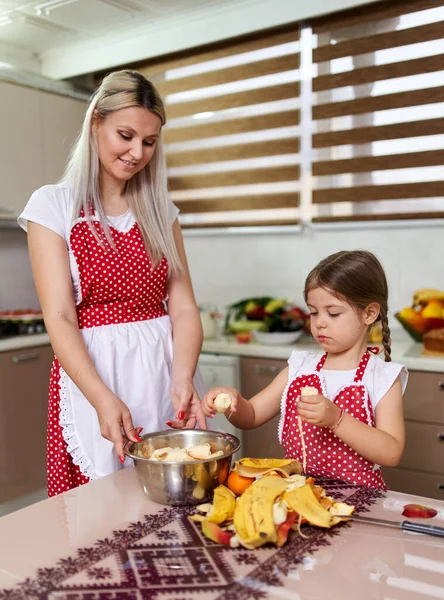Matka Córka Przygotowują Koktajl Różnych Owoców — Zdjęcie stockowe