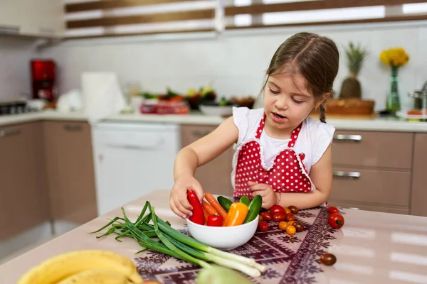 Petite Fille Arrangeant Divers Légumes Dans Bol — Photo