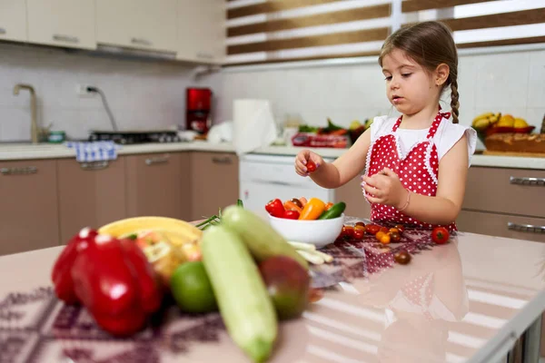 Liten Flicka Ordna Olika Grönsaker Skål — Stockfoto