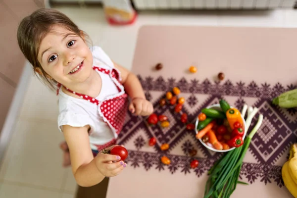 Küçük Kız Çeşitli Sebzeleri Bir Kaseye Yerleştiriyor — Stok fotoğraf