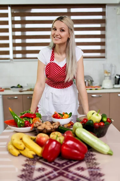 Jeune Femme Dans Cuisine Avec Tas Légumes Fruits — Photo