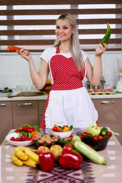 Молодая Женщина Кухне Кучей Овощей Фруктов — стоковое фото