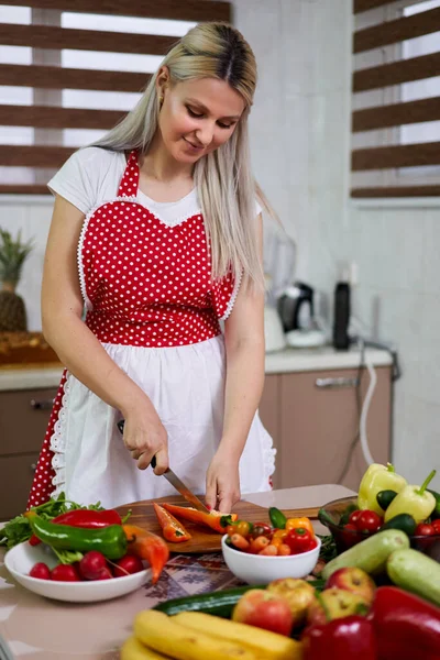 Jonge Vrouw Haar Keuken Met Een Bos Van Groenten Fruit — Stockfoto