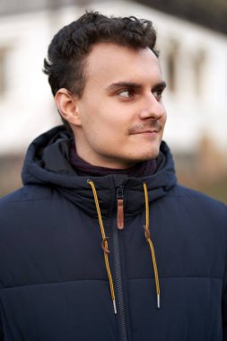 Yakışıklı bir delikanlının yakın çekimi.