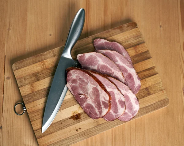 Cuchillo Chef Cuello Cerdo Rebanados Una Tabla Madera —  Fotos de Stock
