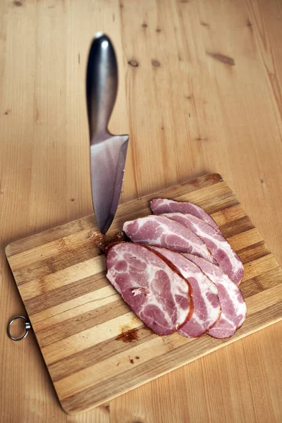Šéfkuchařův Nůž Vepřový Krk Krájený Dřevěné Desce — Stock fotografie