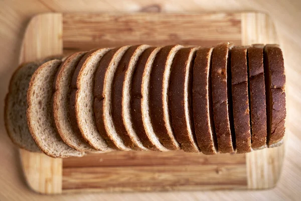 Κομμένο Ψωμί Ολικής Αλέσεως Ξύλινη Σανίδα — Φωτογραφία Αρχείου