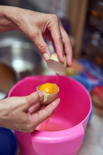 Mains Femme Séparant Jaune Oeuf Des Blancs — Photo