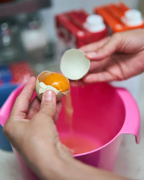 Bir Kadının Elleri Yumurta Sarısını Beyazlardan Ayırıyor — Stok fotoğraf