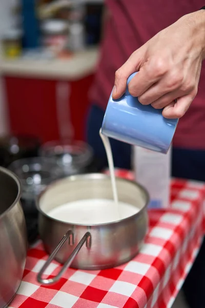 Mann Gießt Milchcreme Einen Topf Für Ein Rezept — Stockfoto