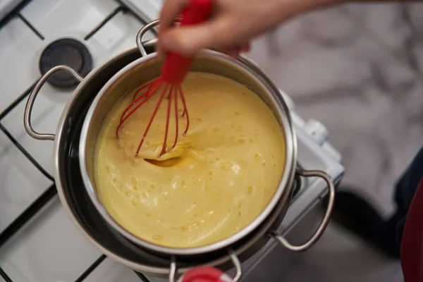 Vaření Creme Brulee Doma Detailní Záběr — Stock fotografie