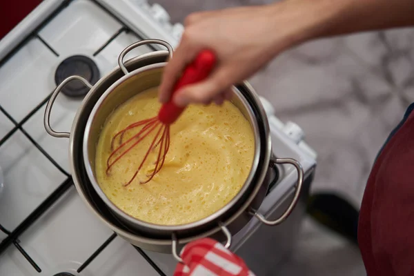 Evde Creme Brulee Pişiriyorum Yakın Çekim — Stok fotoğraf