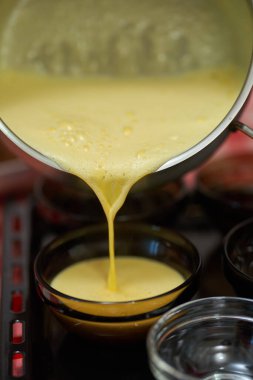 Krem karamel kremasını küçük kaselere dökerek