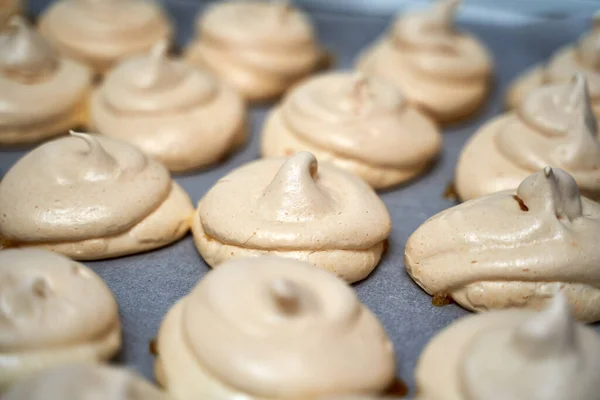 Rangées Meringues Dans Plateau Fraîchement Sorti Four — Photo