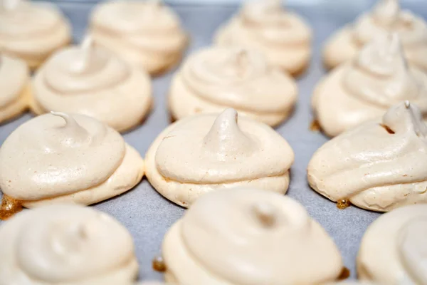 Rangées Meringues Dans Plateau Fraîchement Sorti Four — Photo