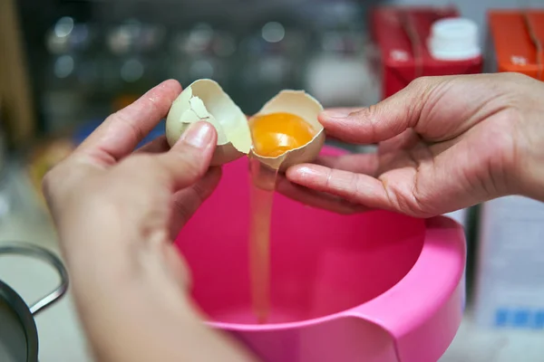 노른자와 백인을 분리하는 여성의 — 스톡 사진