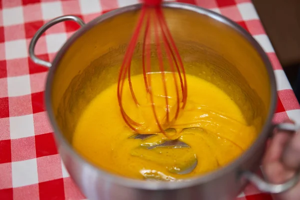 フランスのおいしいデザートであるクリームブリュレの作り方 — ストック写真