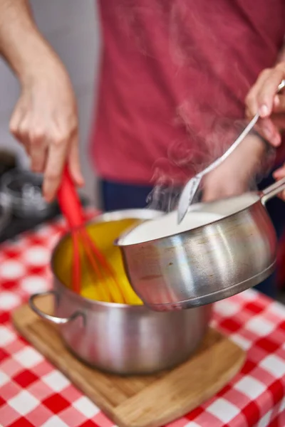 Preparazione Della Creme Brulee Delizioso Dessert Francese — Foto Stock