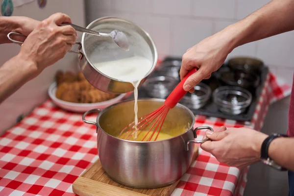 Preparazione Della Creme Brulee Delizioso Dessert Francese — Foto Stock