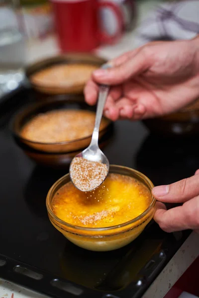 Despejar Açúcar Sobre Taças Creme Brulee — Fotografia de Stock