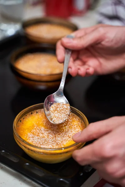 Pouring Sugar Creme Brulee Bowls — Stock Photo, Image