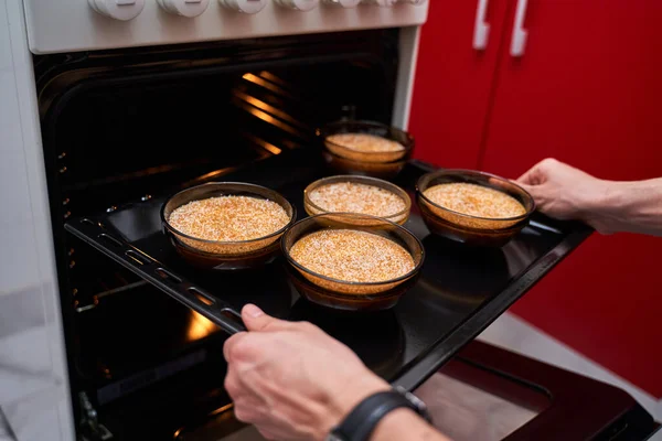 Inserting Tray Creme Brulee Bowls Oven — Stock Photo, Image