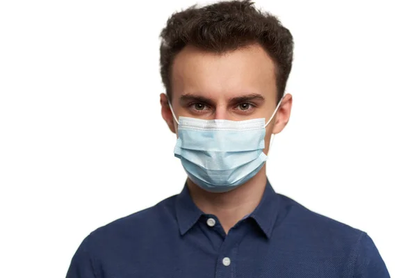 Junger Mann Trägt Schutzmaske Gegen Coronavirus — Stockfoto