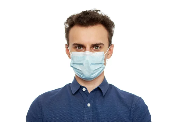 Koronavirüse Karşı Koruyucu Maske Takan Genç Bir Adam — Stok fotoğraf