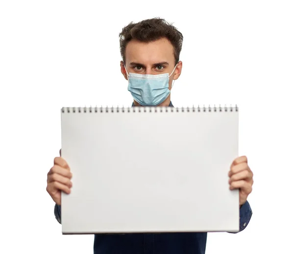 Jongeman Met Beschermend Gezichtsmasker Leeg Wit Bord Met Copyspace — Stockfoto