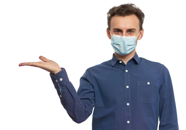 Hombre Con Mascarilla Indicando Hacia Espacio Blanco —  Fotos de Stock