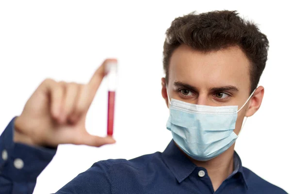 Jonge Man Met Beschermend Masker Met Een Reageerbuis Met Bloedmonster — Stockfoto