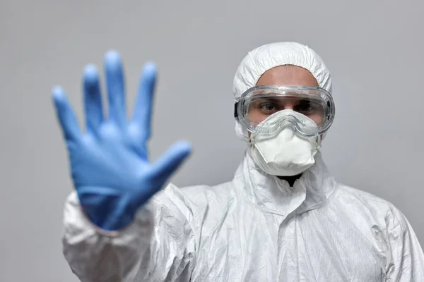 Homem Processo Proteção Global Contra Coronavírus Fazendo Sinal Parada — Fotografia de Stock