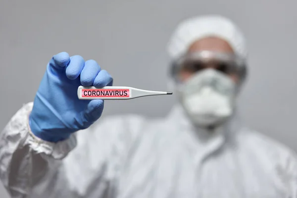 Homem Com Proteção Terno Geral Segurando Termômetro Com Alerta Coronavírus — Fotografia de Stock