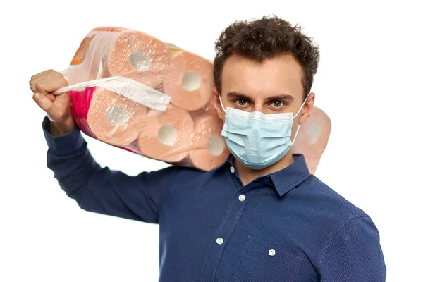 Hombre Con Una Máscara Facial Una Enorme Bolsa Papel Higiénico —  Fotos de Stock