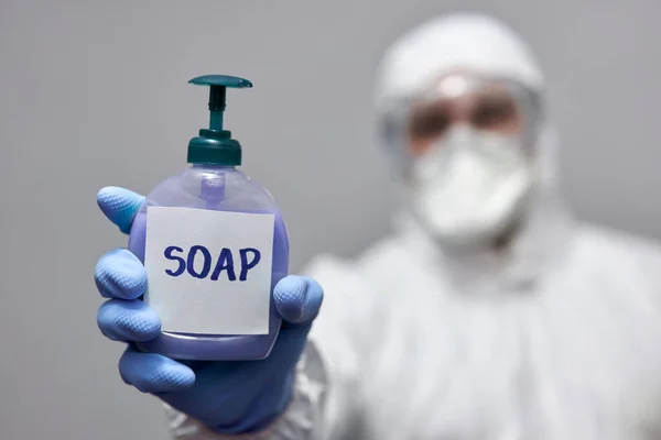 Homem Fato Proteção Geral Segurando Dispensador Sabão — Fotografia de Stock