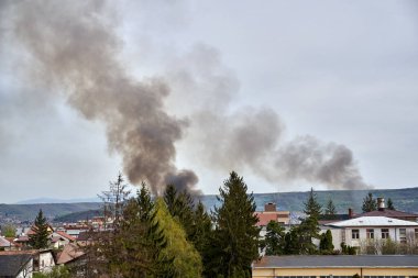 Bir yerleşim bölgesindeki yangından çıkan duman bulutları