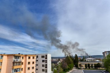 Bir yerleşim bölgesindeki yangından çıkan duman bulutları