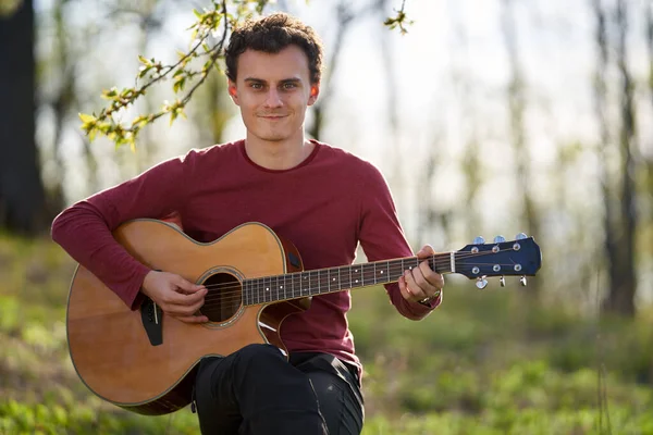 Giovane Uomo Che Suona Chitarra All Aperto — Foto Stock